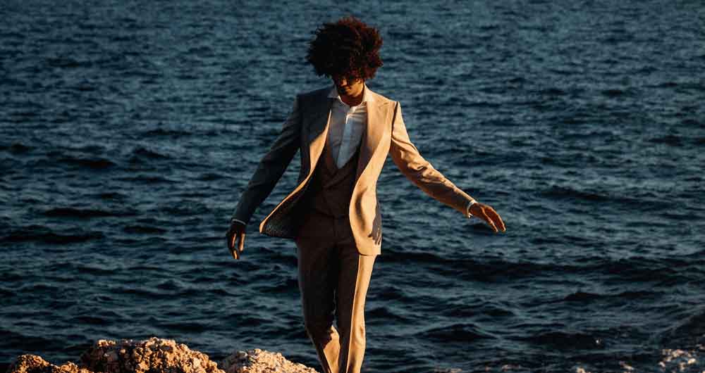 Le costume de mariage beige